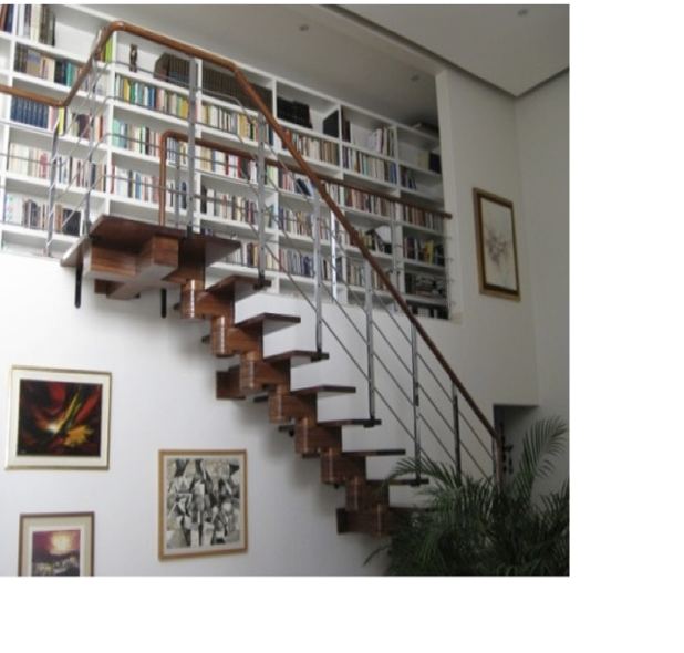 Escalera y biblioteca de doble altura