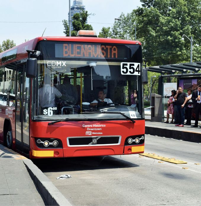 Autobús de transporte público en estación