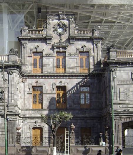 Fachada de inmueble histórico en el centro de Toluca