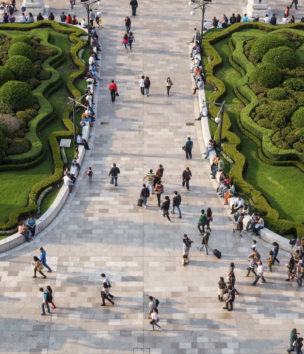 Explanada peatonal con jardines